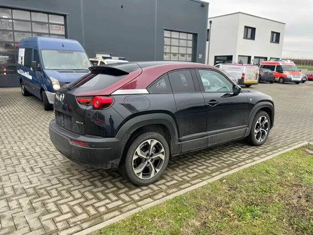 Черный Мазда МХ-3, объемом двигателя 0 л и пробегом 25 тыс. км за 10000 $, фото 3 на Automoto.ua