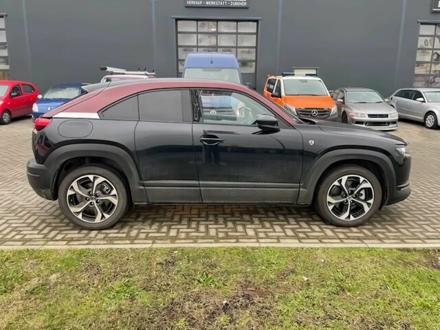 Черный Мазда МХ-3, объемом двигателя 0 л и пробегом 25 тыс. км за 10000 $, фото 6 на Automoto.ua