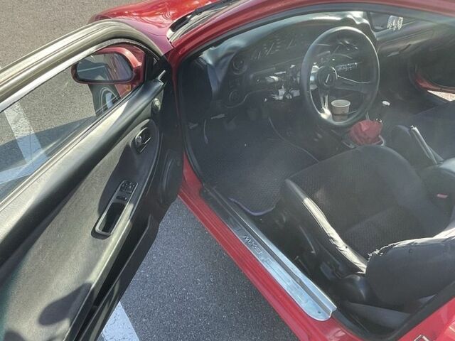 Красный Мазда МХ-3, объемом двигателя 1.6 л и пробегом 257 тыс. км за 1600 $, фото 4 на Automoto.ua