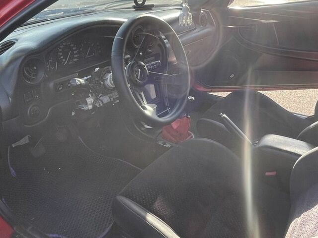 Красный Мазда МХ-3, объемом двигателя 1.6 л и пробегом 257 тыс. км за 1600 $, фото 5 на Automoto.ua