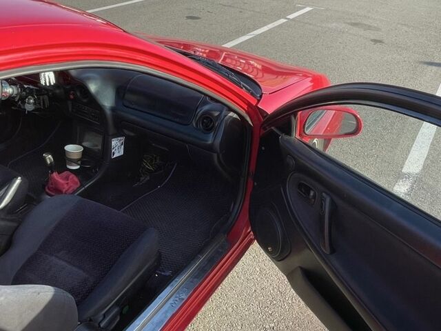 Красный Мазда МХ-3, объемом двигателя 1.6 л и пробегом 257 тыс. км за 1600 $, фото 6 на Automoto.ua