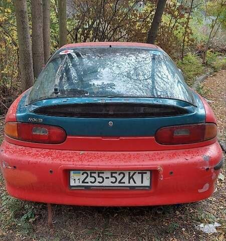 Красный Мазда МХ-3, объемом двигателя 1.6 л и пробегом 250 тыс. км за 1300 $, фото 1 на Automoto.ua