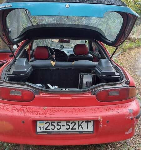 Красный Мазда МХ-3, объемом двигателя 1.6 л и пробегом 250 тыс. км за 1300 $, фото 5 на Automoto.ua