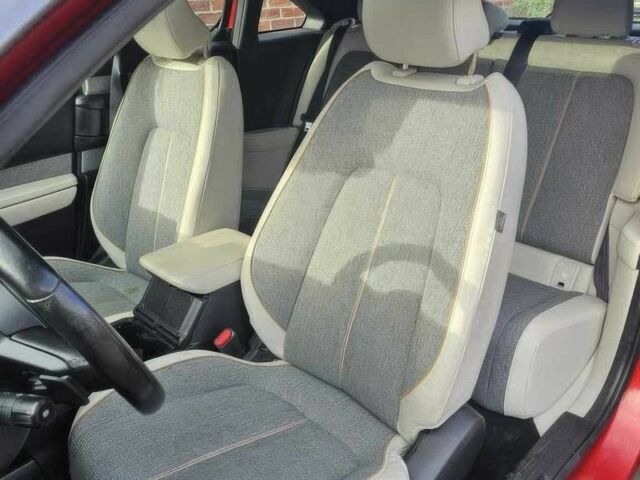 Красный Мазда МХ-3, объемом двигателя 0 л и пробегом 23 тыс. км за 10500 $, фото 4 на Automoto.ua