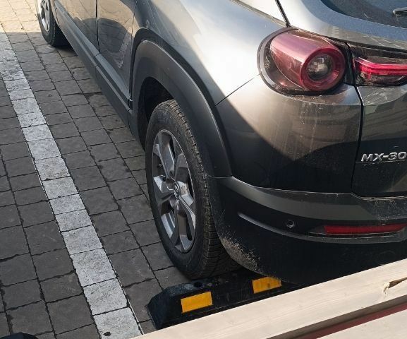 Серый Мазда МХ-3, объемом двигателя 0 л и пробегом 76 тыс. км за 15000 $, фото 2 на Automoto.ua