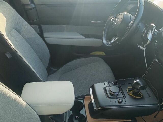 Серый Мазда МХ-3, объемом двигателя 0 л и пробегом 76 тыс. км за 15000 $, фото 4 на Automoto.ua