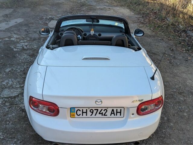 Белый Мазда МХ-5, объемом двигателя 2 л и пробегом 250 тыс. км за 3000 $, фото 10 на Automoto.ua