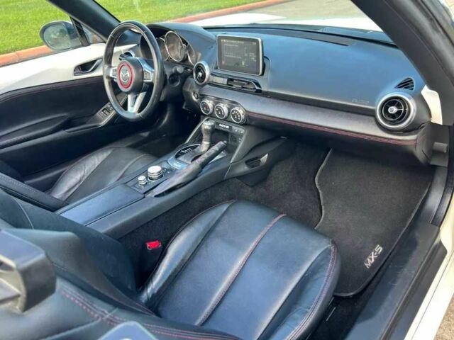 Белый Мазда МХ-5, объемом двигателя 2 л и пробегом 30 тыс. км за 2900 $, фото 11 на Automoto.ua