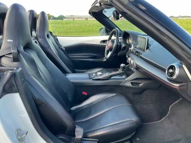 Белый Мазда МХ-5, объемом двигателя 2 л и пробегом 30 тыс. км за 2900 $, фото 12 на Automoto.ua