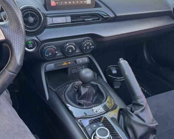 Білий Мазда МХ-5, об'ємом двигуна 2 л та пробігом 78 тис. км за 3900 $, фото 10 на Automoto.ua
