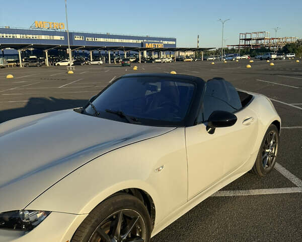 Белый Мазда МХ-5, объемом двигателя 2 л и пробегом 148 тыс. км за 15000 $, фото 1 на Automoto.ua