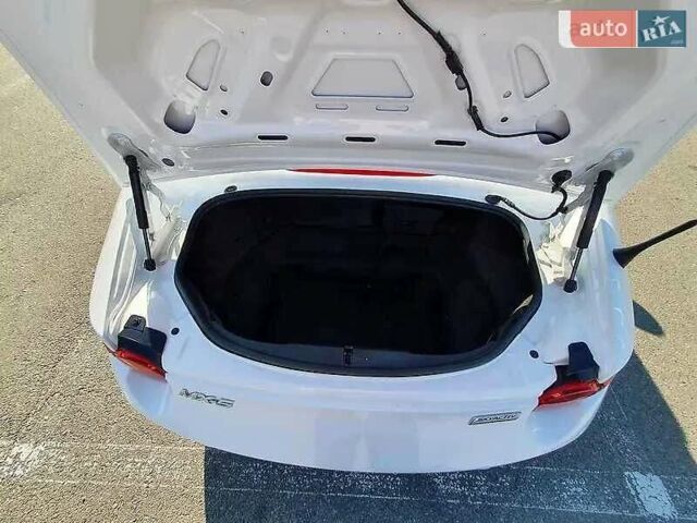 Белый Мазда МХ-5, объемом двигателя 2 л и пробегом 57 тыс. км за 14945 $, фото 8 на Automoto.ua