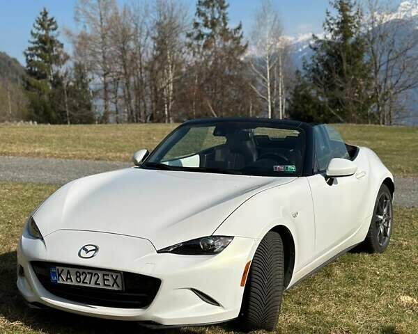 Белый Мазда МХ-5, объемом двигателя 2 л и пробегом 57 тыс. км за 14945 $, фото 1 на Automoto.ua