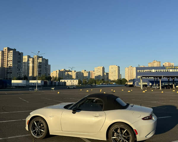 Белый Мазда МХ-5, объемом двигателя 2 л и пробегом 148 тыс. км за 15000 $, фото 2 на Automoto.ua