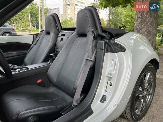 Белый Мазда МХ-5, объемом двигателя 2 л и пробегом 98 тыс. км за 16200 $, фото 30 на Automoto.ua