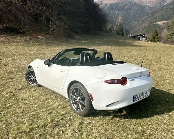 Белый Мазда МХ-5, объемом двигателя 2 л и пробегом 57 тыс. км за 14945 $, фото 2 на Automoto.ua