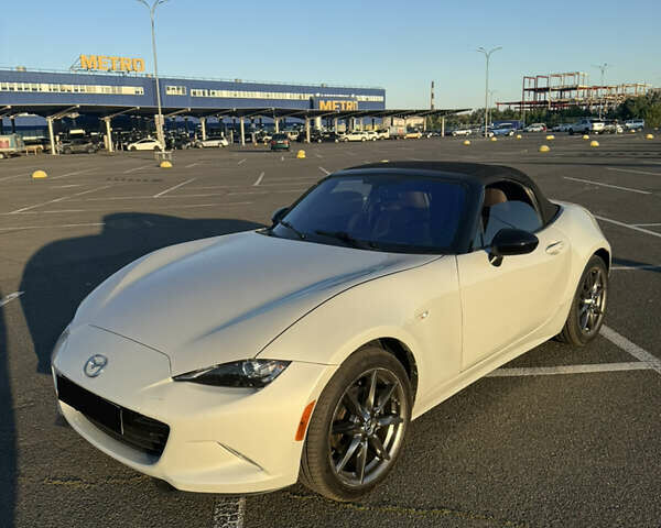 Белый Мазда МХ-5, объемом двигателя 2 л и пробегом 148 тыс. км за 15000 $, фото 7 на Automoto.ua