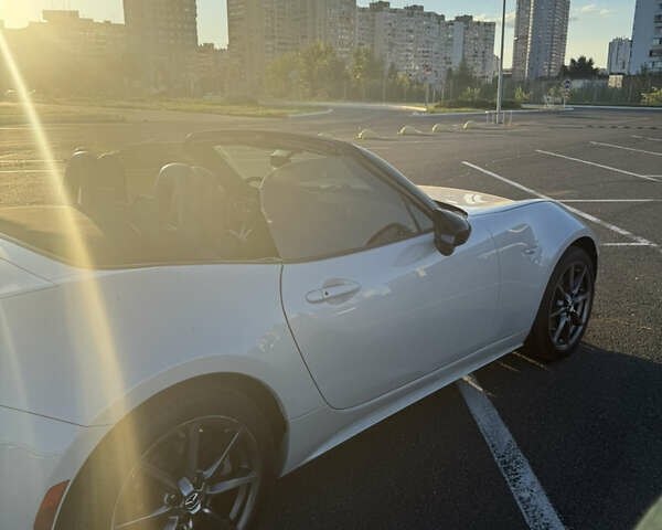 Белый Мазда МХ-5, объемом двигателя 2 л и пробегом 148 тыс. км за 15000 $, фото 4 на Automoto.ua