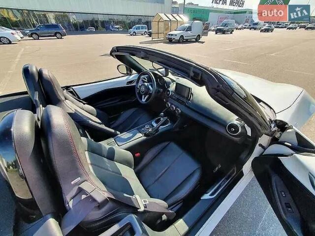 Белый Мазда МХ-5, объемом двигателя 2 л и пробегом 57 тыс. км за 14945 $, фото 4 на Automoto.ua