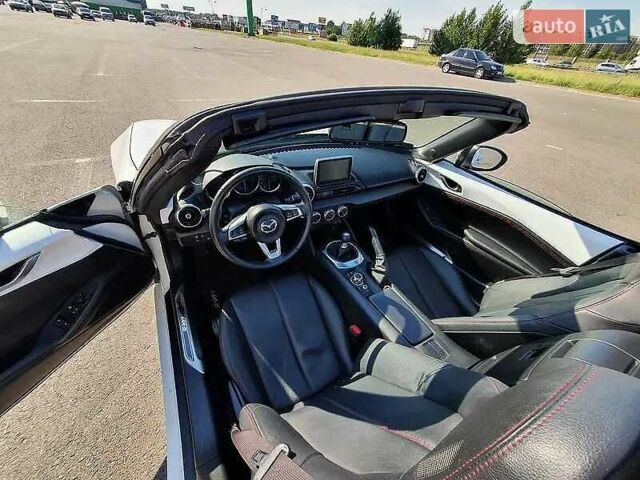 Белый Мазда МХ-5, объемом двигателя 2 л и пробегом 57 тыс. км за 14945 $, фото 7 на Automoto.ua