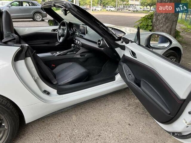 Белый Мазда МХ-5, объемом двигателя 2 л и пробегом 98 тыс. км за 16200 $, фото 34 на Automoto.ua
