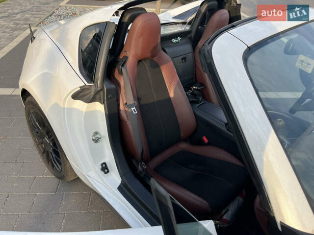 Белый Мазда МХ-5, объемом двигателя 2 л и пробегом 106 тыс. км за 19000 $, фото 3 на Automoto.ua