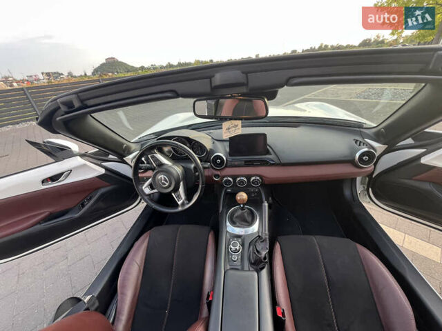 Белый Мазда МХ-5, объемом двигателя 2 л и пробегом 106 тыс. км за 19000 $, фото 2 на Automoto.ua