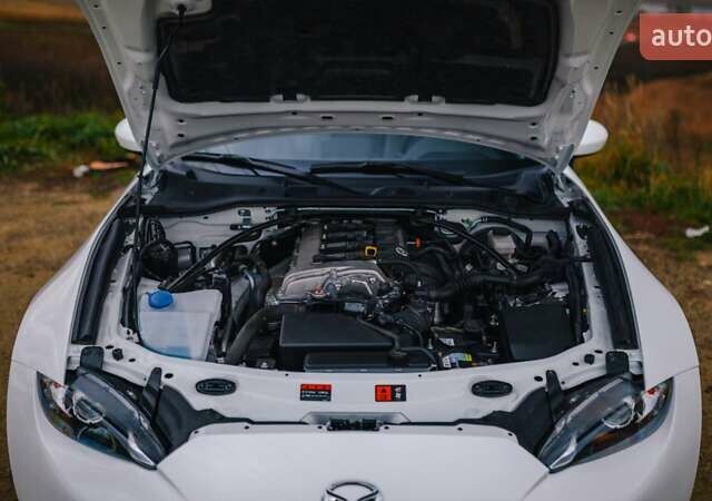 Белый Мазда МХ-5, объемом двигателя 2 л и пробегом 32 тыс. км за 27000 $, фото 3 на Automoto.ua