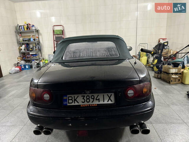 Черный Мазда МХ-5, объемом двигателя 1.6 л и пробегом 129 тыс. км за 12000 $, фото 1 на Automoto.ua