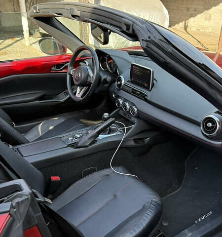 Красный Мазда МХ-5, объемом двигателя 2 л и пробегом 40 тыс. км за 19000 $, фото 13 на Automoto.ua