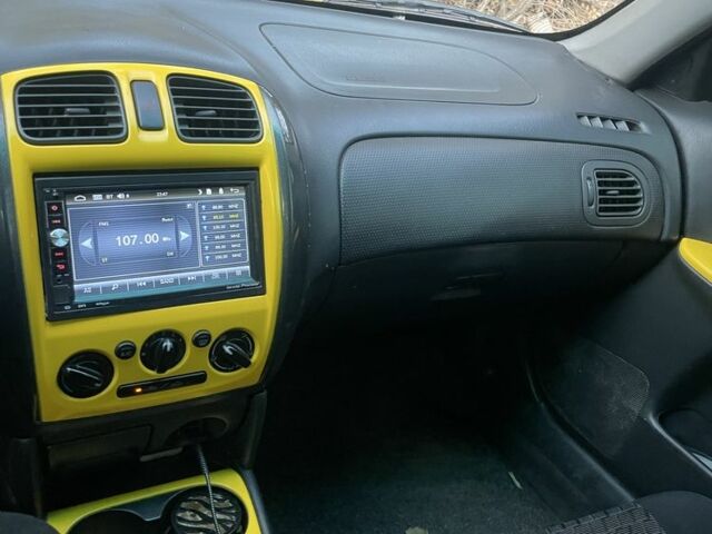 Желтый Мазда Протеж, объемом двигателя 2 л и пробегом 210 тыс. км за 3000 $, фото 2 на Automoto.ua