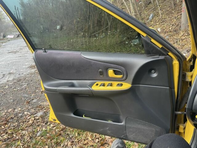 Желтый Мазда Протеж, объемом двигателя 2 л и пробегом 210 тыс. км за 3000 $, фото 4 на Automoto.ua