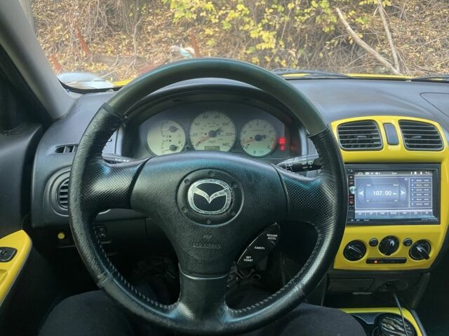 Желтый Мазда Протеж, объемом двигателя 2 л и пробегом 210 тыс. км за 3000 $, фото 1 на Automoto.ua