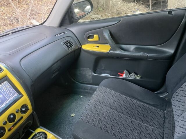 Желтый Мазда Протеж, объемом двигателя 2 л и пробегом 210 тыс. км за 3000 $, фото 3 на Automoto.ua