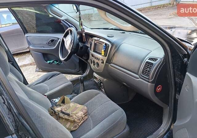 Чорний Мазда Трибьют, об'ємом двигуна 2 л та пробігом 267 тис. км за 4800 $, фото 4 на Automoto.ua