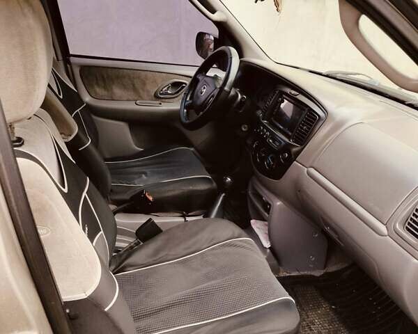 Сірий Мазда Трибьют, об'ємом двигуна 2 л та пробігом 301 тис. км за 5200 $, фото 8 на Automoto.ua