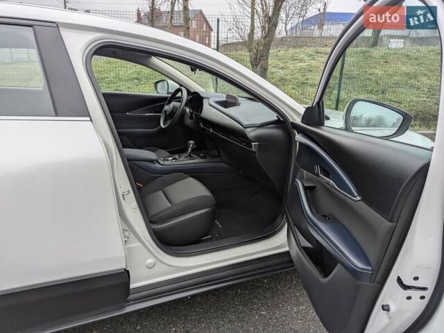 Белый Мазда CX-30, объемом двигателя 2.5 л и пробегом 43 тыс. км за 17799 $, фото 30 на Automoto.ua