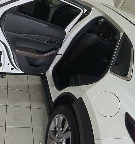 Белый Мазда CX-30, объемом двигателя 2 л и пробегом 51 тыс. км за 26000 $, фото 4 на Automoto.ua