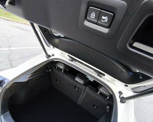 Білий Мазда CX-30, об'ємом двигуна 2.5 л та пробігом 63 тис. км за 21400 $, фото 12 на Automoto.ua