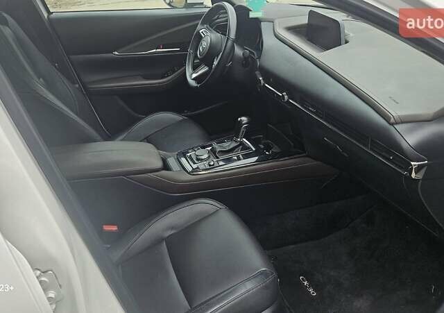 Белый Мазда CX-30, объемом двигателя 2.5 л и пробегом 141 тыс. км за 16400 $, фото 7 на Automoto.ua