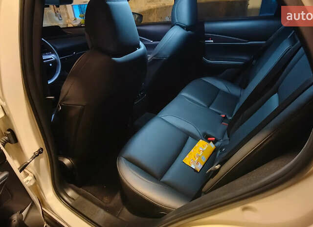 Белый Мазда CX-30, объемом двигателя 2 л и пробегом 115 тыс. км за 18300 $, фото 11 на Automoto.ua
