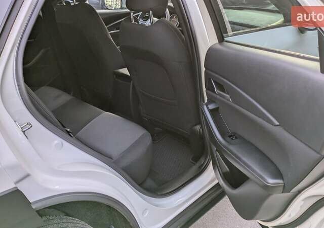 Белый Мазда CX-30, объемом двигателя 2.49 л и пробегом 40 тыс. км за 17400 $, фото 11 на Automoto.ua