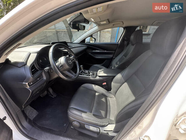 Білий Мазда CX-30, об'ємом двигуна 2.49 л та пробігом 100 тис. км за 22000 $, фото 3 на Automoto.ua