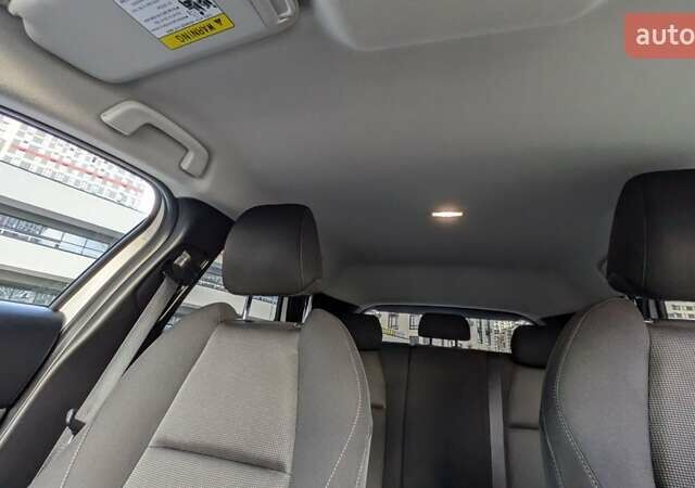 Белый Мазда CX-30, объемом двигателя 2.49 л и пробегом 40 тыс. км за 17400 $, фото 8 на Automoto.ua
