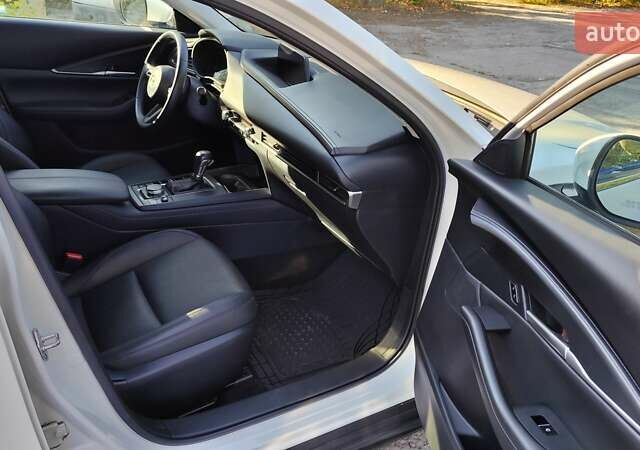 Белый Мазда CX-30, объемом двигателя 2.5 л и пробегом 106 тыс. км за 18800 $, фото 13 на Automoto.ua