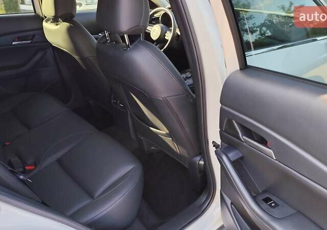 Белый Мазда CX-30, объемом двигателя 2.5 л и пробегом 106 тыс. км за 18800 $, фото 11 на Automoto.ua