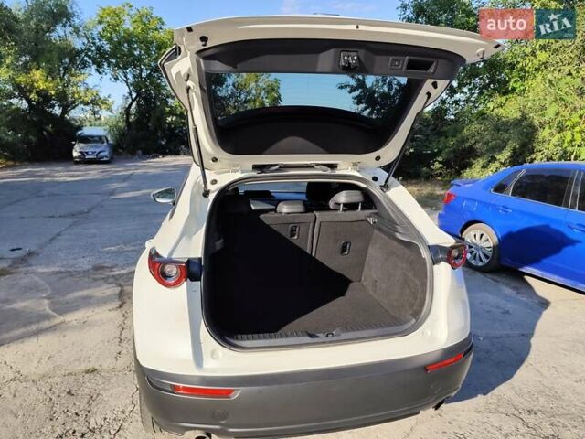 Белый Мазда CX-30, объемом двигателя 2.5 л и пробегом 106 тыс. км за 18800 $, фото 19 на Automoto.ua