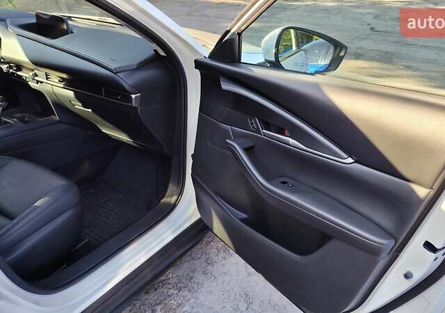 Белый Мазда CX-30, объемом двигателя 2.5 л и пробегом 106 тыс. км за 18800 $, фото 12 на Automoto.ua