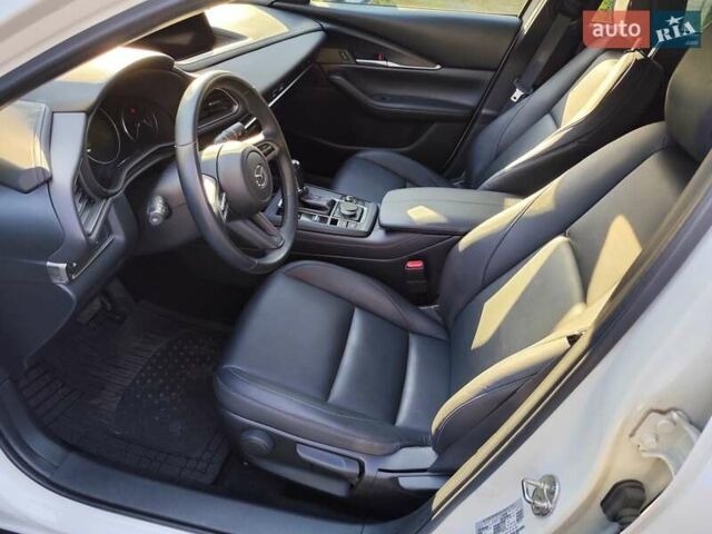 Белый Мазда CX-30, объемом двигателя 2.5 л и пробегом 106 тыс. км за 18800 $, фото 18 на Automoto.ua