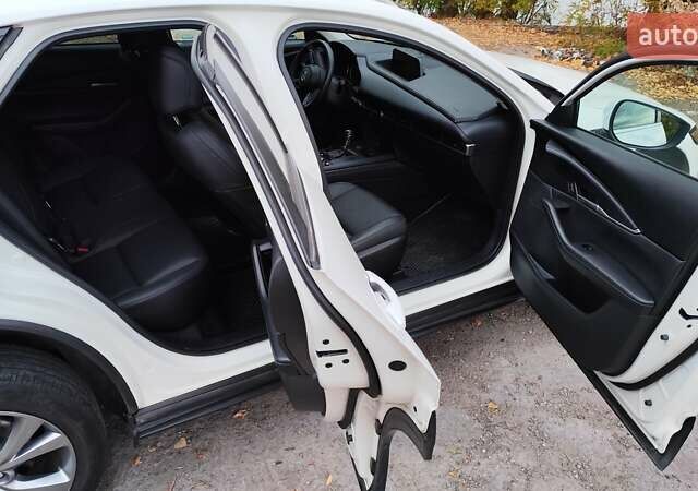Белый Мазда CX-30, объемом двигателя 2.5 л и пробегом 106 тыс. км за 17400 $, фото 20 на Automoto.ua
